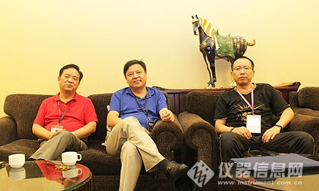 昆山市超聲儀器有限公司副總劉立人，在“專業(yè)教學(xué)實(shí)驗(yàn)室建設(shè)”計(jì)劃項(xiàng)目中發(fā)表重要講話，并代表公司捐贈(zèng)價(jià)值